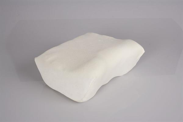 This image shows the contouring of the orthopaedic pillow so you can see how it is curved and angled for the best support of your neck.